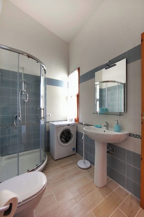 Dusche, Bidet, Handtücher