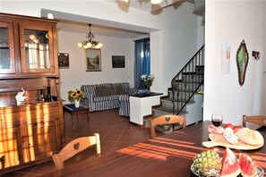 Interior - House for 6 people in the green hills of Lucca, swimming pool, Wi-Fi. (orbicciano)