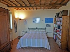 3 bedrooms, iron/ironing board, travel cot, free WiFi
