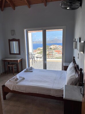 4 bedrooms, iron/ironing board, travel cot, free WiFi - Lovely family villa with stunning sea views,  private pool, games room & wi-fi (Plaka)