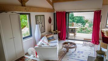 Smart-tv, een open haard, een dvd-speler en een tafeltennistafel