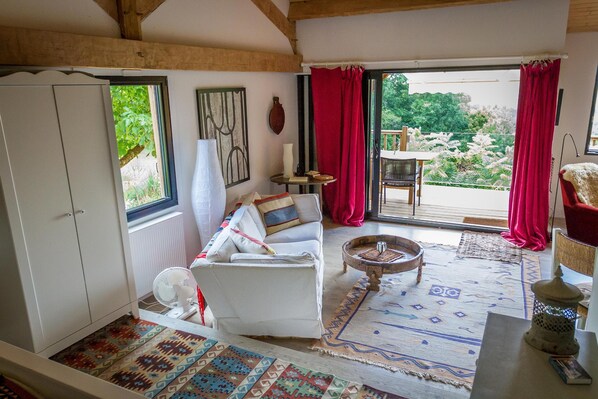 Smart-tv, eldstad, dvd-spelare och ett bordtennisbord