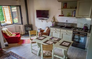 Fridge, microwave, oven, stovetop - Beautiful gite with balcony, stunning views, large private pool & gardens (Saint-Cybranet)