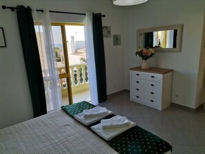 4 bedrooms, iron/ironing board, travel crib, free WiFi - Casa Maré Alta (4 bedrooms and pool, sea view) (Guia)