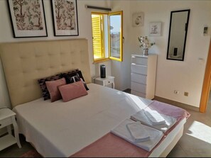 4 habitaciones, tabla de planchar con plancha y cuna de viaje 