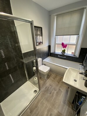 Badewanne, Haartrockner, Handtücher