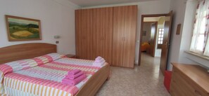 3 slaapkamers, een strijkplank/strijkijzer, gratis wifi, beddengoed
