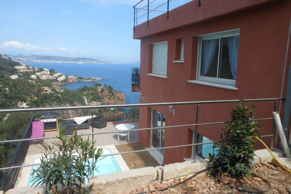Villa avec vue exceptionnelle sur la mer attenante aux palais bulle