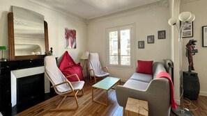 Télévision, lecteur de DVD, livres