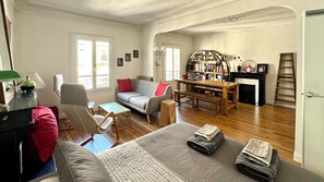 Télévision, lecteur de DVD, livres