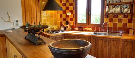 Refrigerador, microondas, cafetera/tetera, tetera/pava eléctrica