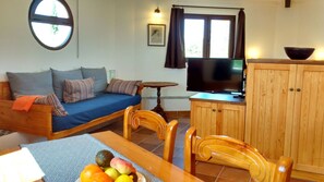 Smart TV, fireplace, Netflix, books - Rustic loft 10 km. of Granada, with pool, barbecue and surrounded by greenery (Alhendín, Granada)