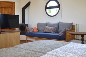 Iron/ironing board, free WiFi, bed sheets - Rustic loft 10 km. of Granada, with pool, barbecue and surrounded by greenery (Alhendín, Granada)