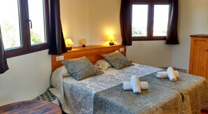 Een strijkplank/strijkijzer, gratis wifi, beddengoed