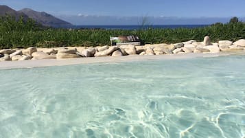 Playa en los alrededores, camastros y toallas de playa