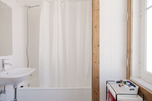 Duschwanne, Haartrockner, Bidet, Handtücher