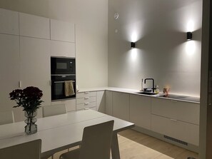 冷蔵庫、電子レンジ、オーブン、コンロ