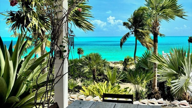 Outdoor dining - Relaxation, Seclusion and Luxury -  beachfront and poolside (Little Exuma)