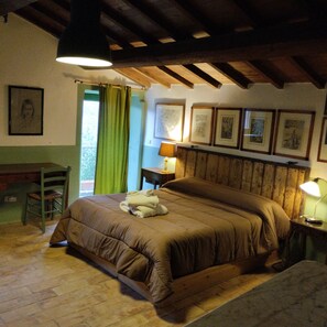 5 bedrooms, iron/ironing board, WiFi, bed sheets