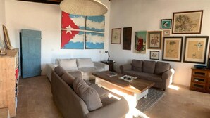 Ein Wohnzimmer mit zwei Sofas, einem Couchtisch und einer blauen Tür.