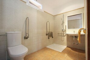 Bañera, secador de pelo y toallas