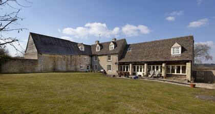 New Yatt Farm - sleeps 19 guests in 7 bedrooms