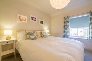 2 bedrooms, internet, bed sheets