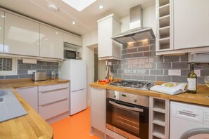 Microwave, dishwasher, high chair - Mulberry Cottage, Wells-next-the-Sea, Norfolk (Wells-next-the-Sea)