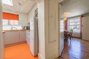 Microwave, dishwasher, highchair - Mulberry Cottage, Wells-next-the-Sea, Norfolk (Wells-next-the-Sea)