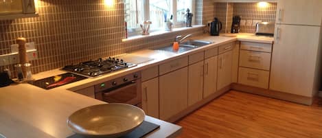 Réfrigérateur, four à micro-ondes, un four, surface de cuisson