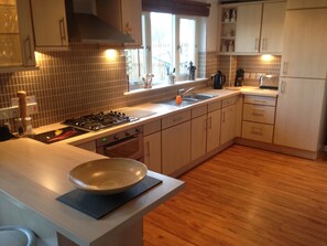 Jääkaappi, mikroaaltouuni, uuni, liesi