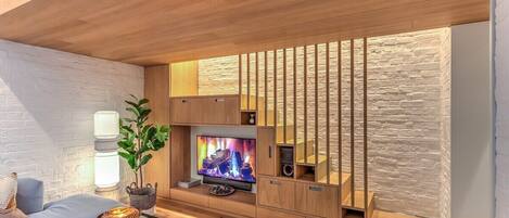 TV connectée, livres, vidéothèque, chaîne hi-fi