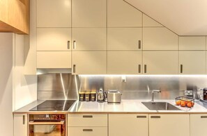 Refrigerador, horno, parrilla de estufa y lavavajillas 