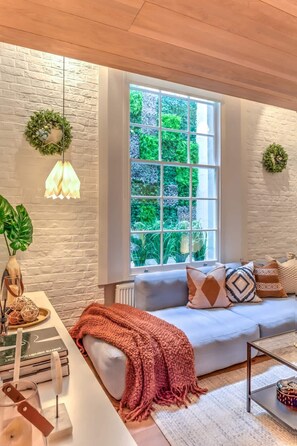 Smart-TV, bøker, filmbibliotek og stereoanlegg