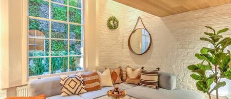 Smart-TV, Bücher, Videothek, Stereoanlage