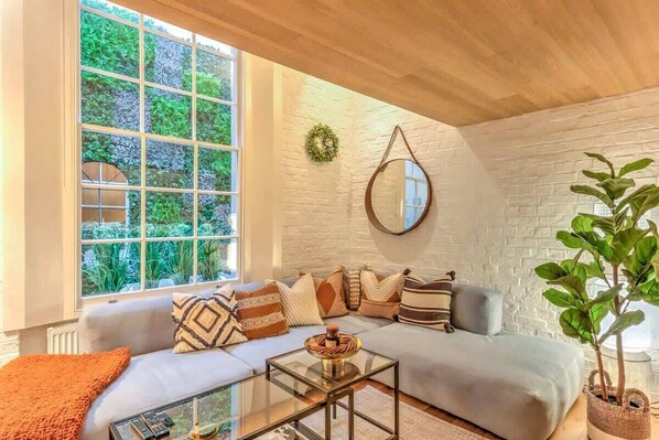 Smart-TV, bøker, filmbibliotek og stereoanlegg