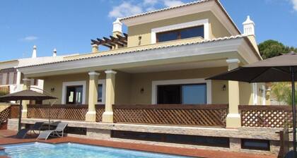 Luxus-Haus mit schöner Aussicht, einen beheizten Pool, großes Spielzimmer.