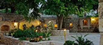 Eleni’s Stately Home, Picturesque Location