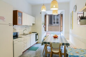 Fridge, microwave, oven, stovetop - Pettinari Holiday House, Central, comfortable, spacious, with elevator. (Roma)