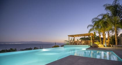 Villa con piscina climatizada y vistas al mar.