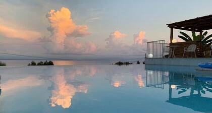 Villa avec piscine chauffée et vue sur la mer.