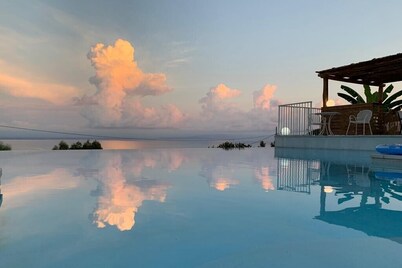 Villa Michaela, for 8 people with infinity heated swimming pool and sea view