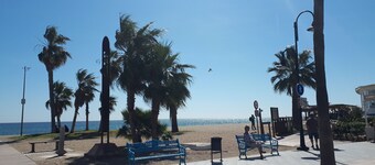 Closed to the beach and center town cozy apartment UKTV