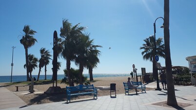 Closed to the beach and center town cozy apartment UKTV
