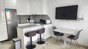 Kühlschrank, Mikrowelle, Ofen, Wasserkocher mit Kaffee-/Teezubehör