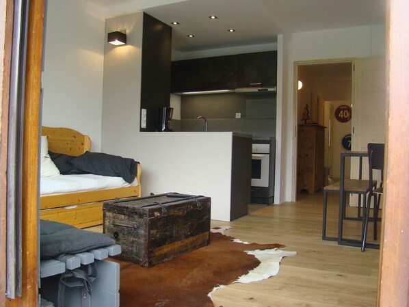 A compact living space with a bed, a small kitchenette, a dining area, and a cowhide rug. - Luxury apartment TIGNES LE LAC 2100m Bec Rouge 53 m2 ski in ski out (Tignes)