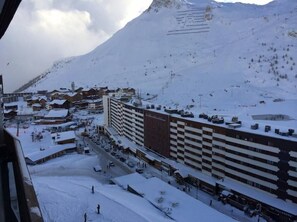 A snow-covered town with a large hotel featuring multiple floors and a parking lot. - Luxury apartment TIGNES LE LAC 2100m Bec Rouge 53 m2 ski in ski out (Tignes)