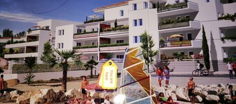  Beachside sea views, aircon, internet, modern, private parking