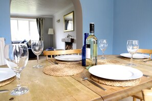 Dining - Pretty Thatched Cottage, close to sandy beach (winterton on sea)