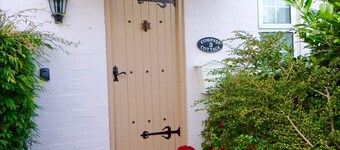 Pretty Thatched Cottage, close to sandy beach